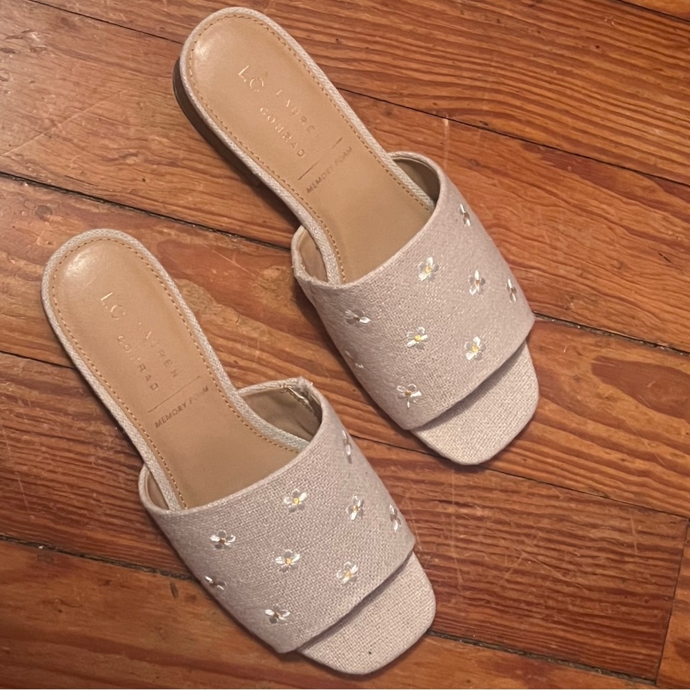 Lauren Conrad Slip on Biege Daisy Sandals with Memory Foam - Like New